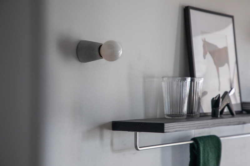 壁と電球をつなぐ、円錐台状のボディ。（Mサイズ グレー 、電球サイズφ50）
