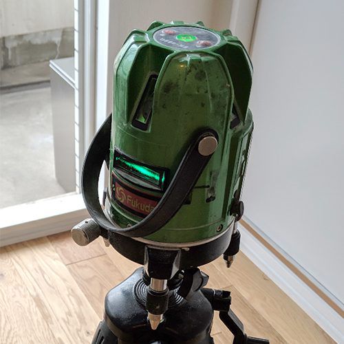 レーザー墨出し器