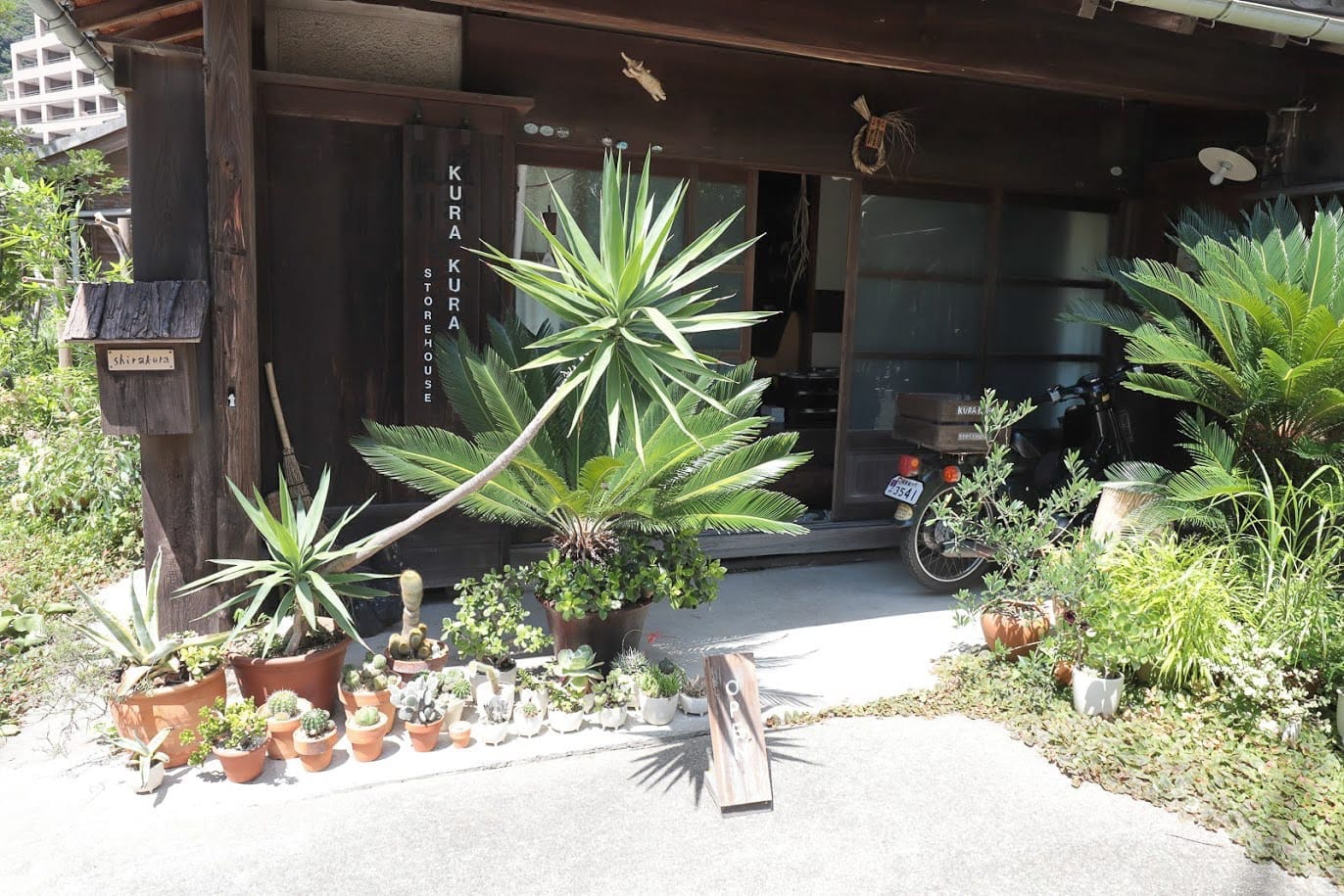 お店の屋号は、名字の白倉をもじった「KURA KURA storehouse」。