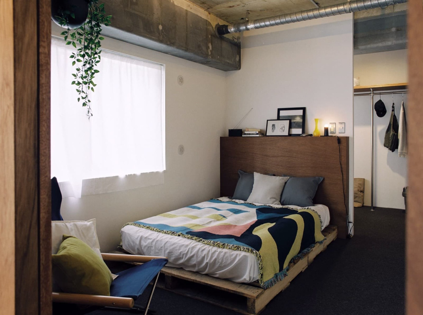  寝室からクローゼットまでを『ウールカーペット』に。“裸足”が気持ちいい空間。（ダークブラウン）（写真提供：アートアンドクラフト）
