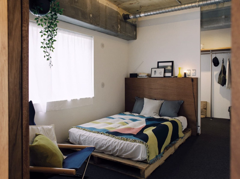  寝室からクローゼットまでを『ウールカーペット』に。“裸足”が気持ちいい空間。（ダークブラウン）（写真提供：アートアンドクラフト）
