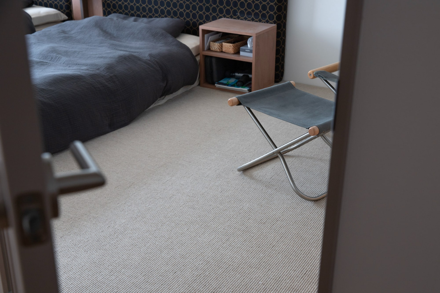 広い寝室に、ウールカーペットを敷いて。余白がホテルライクな安らぎの場になりました。（ベージュ）
