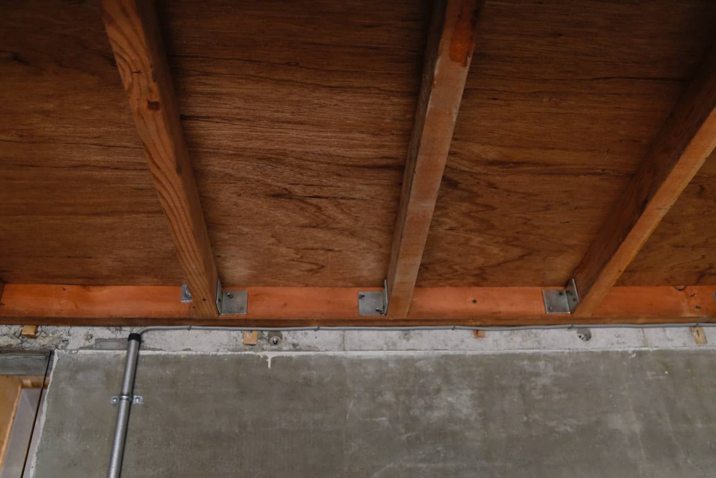 天井面に等間隔に並んだ角材が「木の下地」。これでロフトの床を支えています。