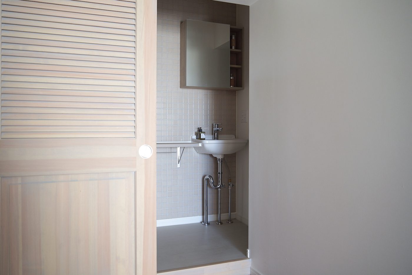 洗面の建具も木製の質感のあるものを採用。