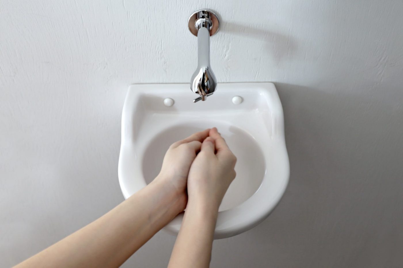 「手を洗う」という行為に応える最低限のサイズ。（フラット＋壁付けつまみ単水栓）
