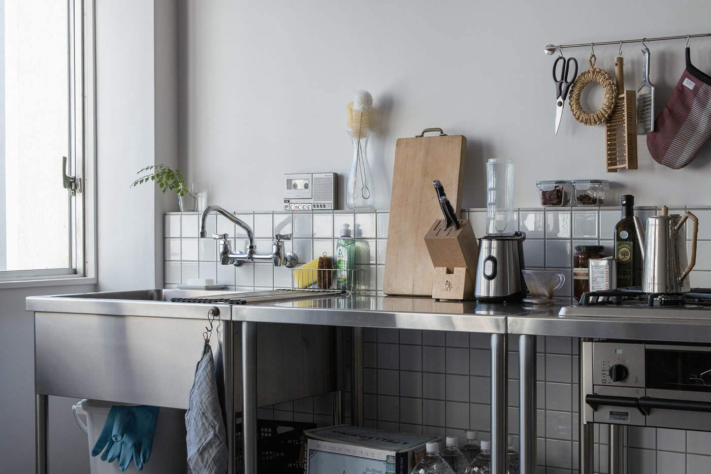 厨房用としてつくられ、プロに長年使われてきた水栓です。（壁付けツインレバー混合栓 L200）
