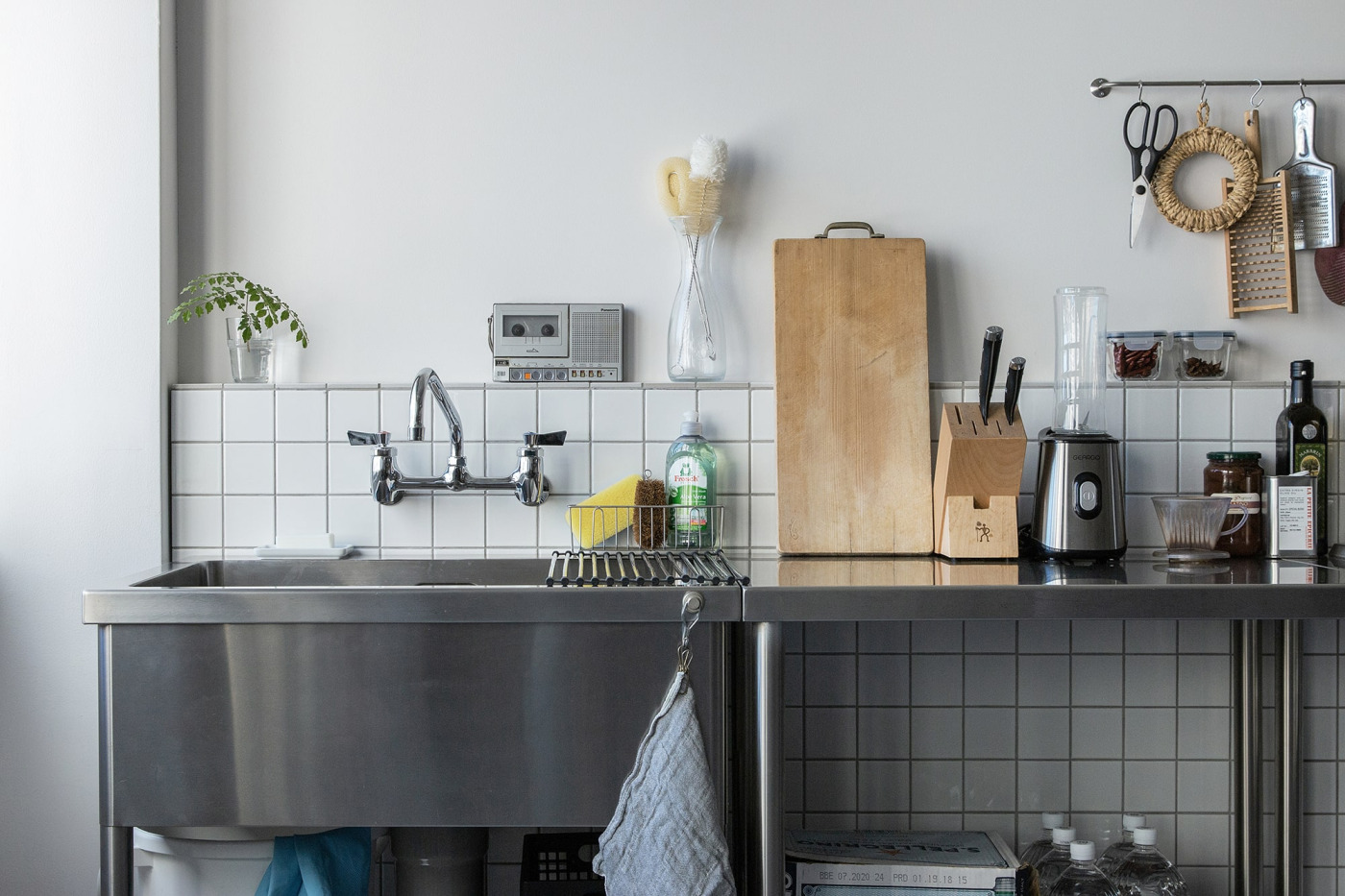 その出自から、『業務用キッチン』との相性は抜群。（壁付けツインレバー混合栓 L200）
