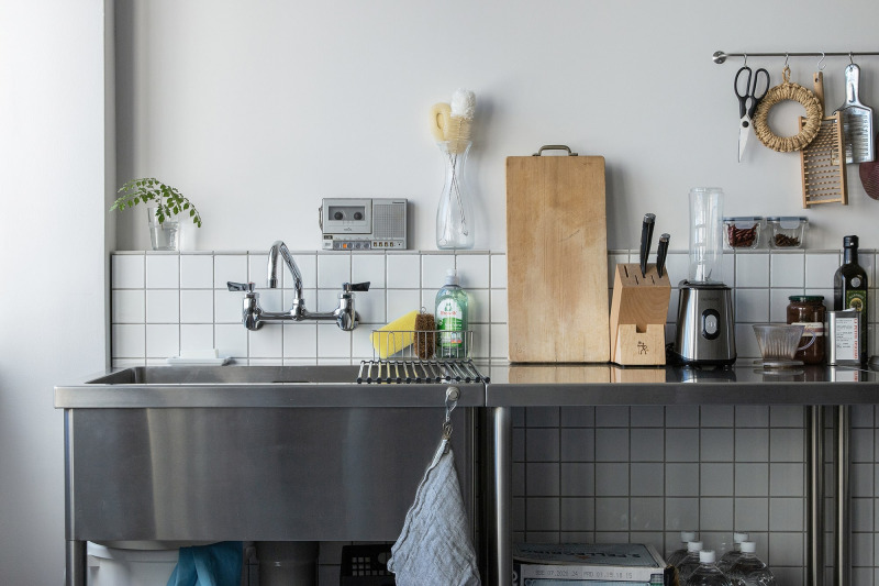 その出自から、『業務用キッチン』との相性は抜群。（壁付けツインレバー混合栓 L200）
