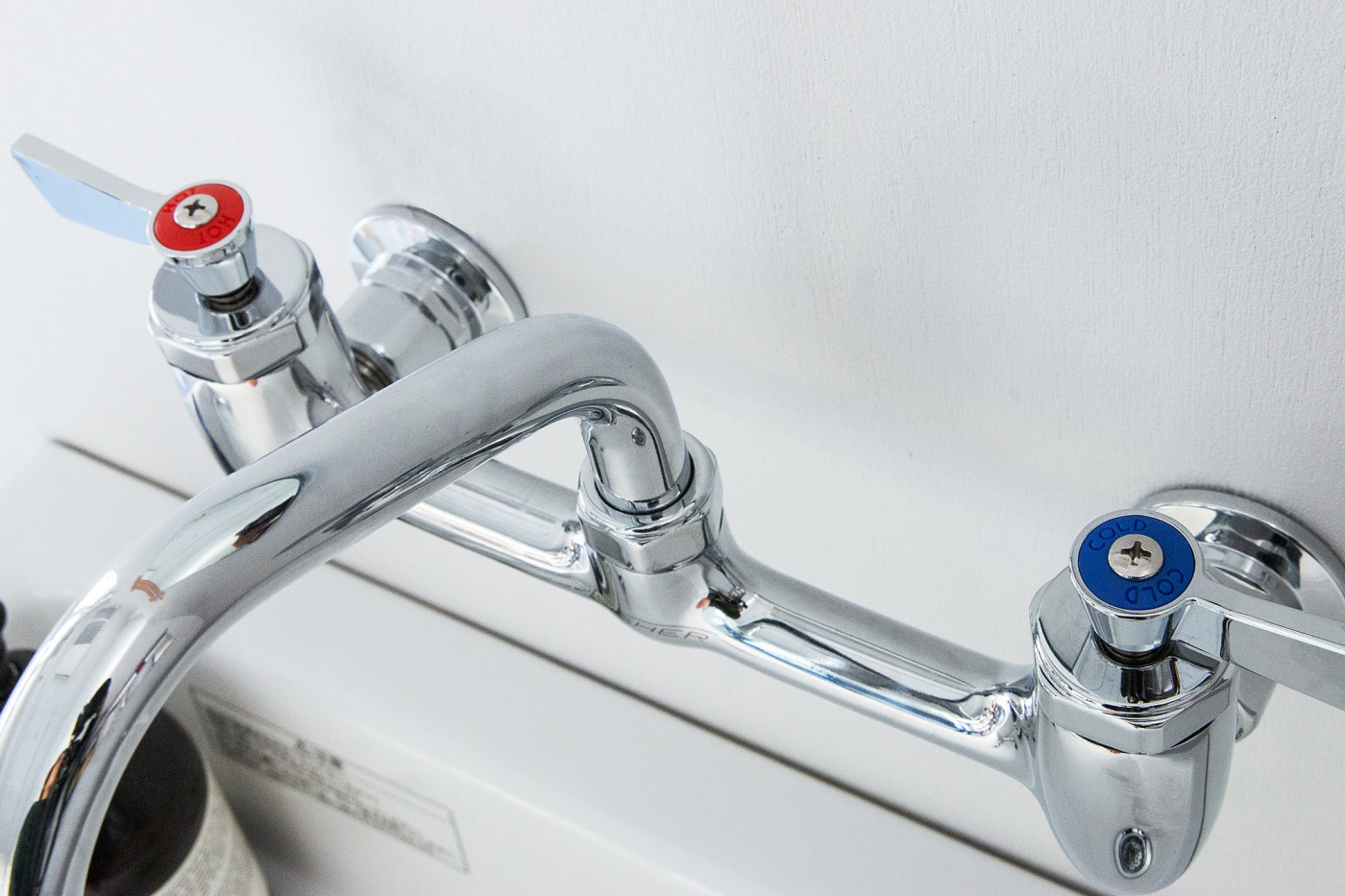 「HOT」と「COOL」の刻印がされたキャップのカラーとチープな素材感がチャーミング。
