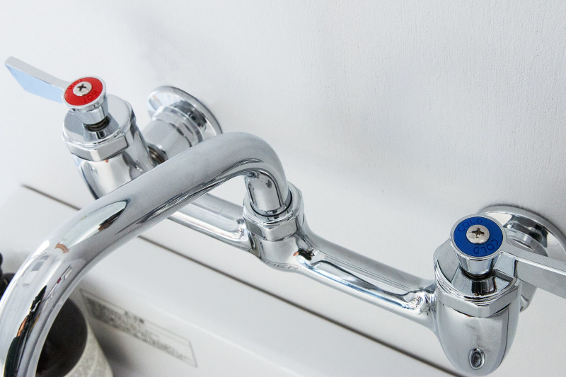 「HOT」と「COOL」の刻印がされたキャップのカラーとチープな素材感がチャーミング。
