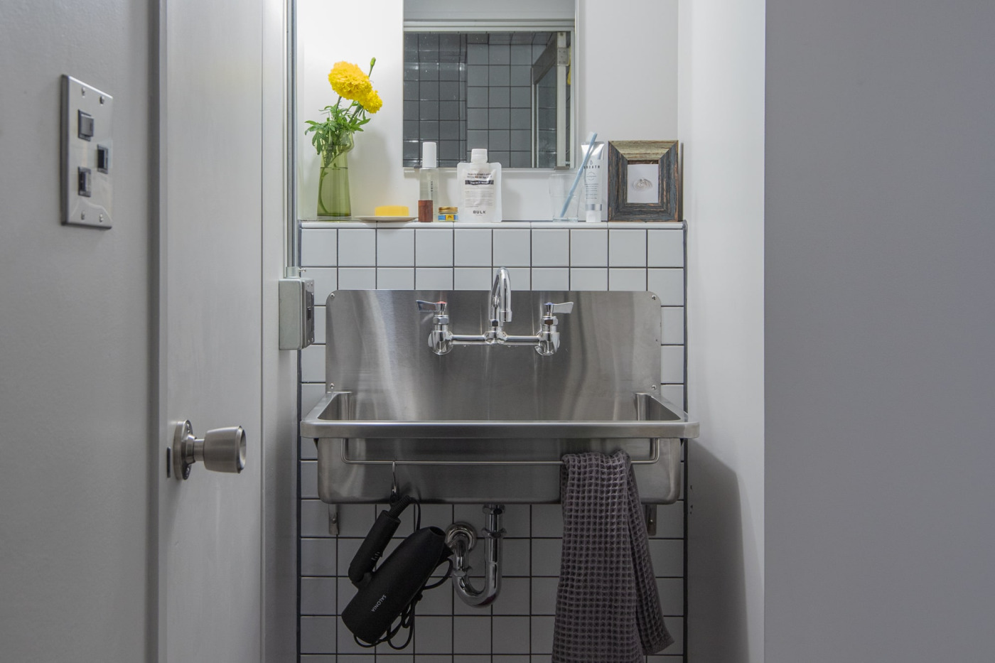 壁付けツインレバー混合栓 L150（※旧仕様）と『スクールシンク』『T番タイル』を合わせた事例。
