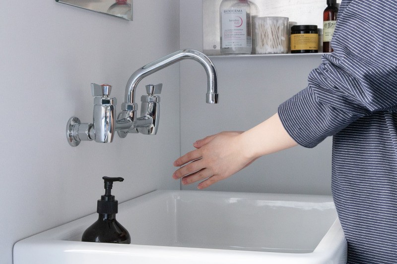 壁付けツインレバー混合栓 L150と、シンクの奥行きが460mmの『アイアンスタンドシンク』を組み合わせた例。
