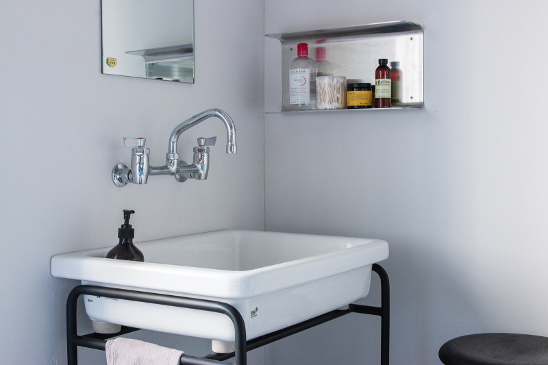 『アイアンスタンドシンク』と組み合わせた、無骨さが際立つ洗面空間。（壁付けツインレバー混合栓 L150）
