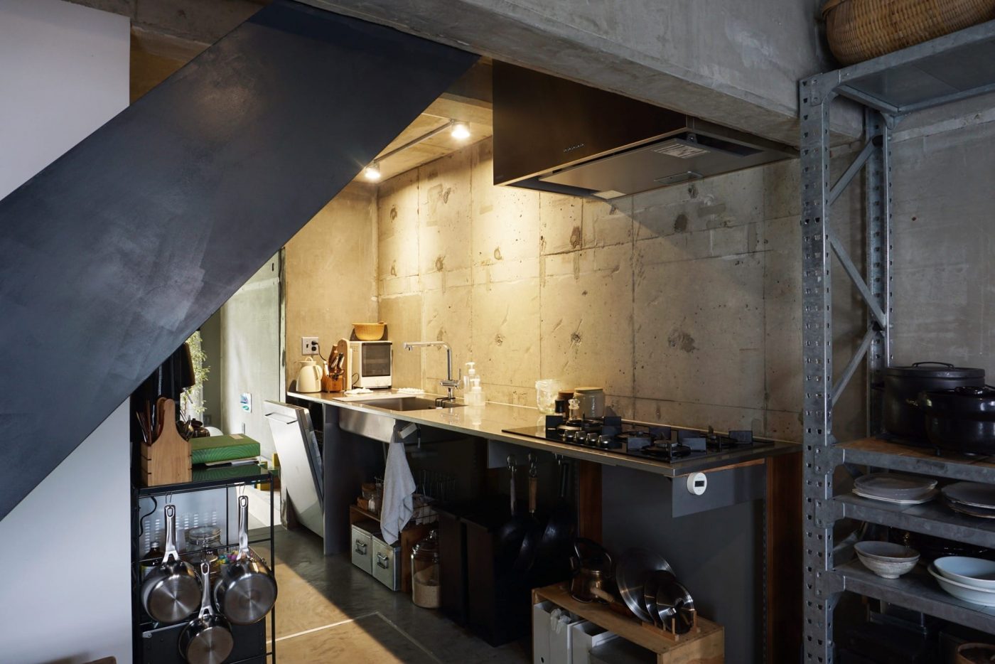 1cm単位でオーダーできる『オーダーキッチン天板』で、壁と梁のあいだにぴったりはめたキッチン。