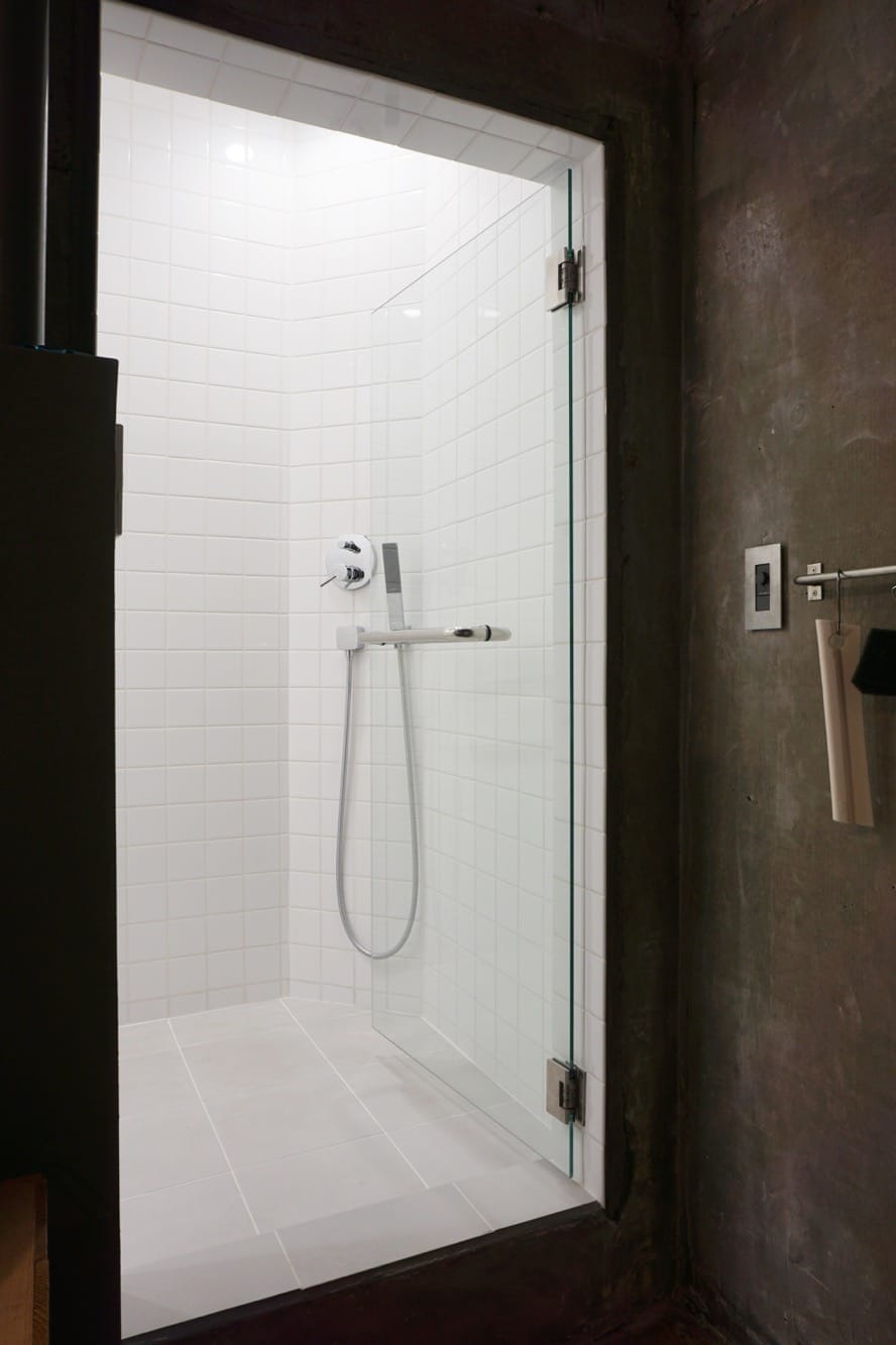 元々の浴室を解体して出てきた上部の空間を活かし、約2.4mの天井高さを確保した浴室。