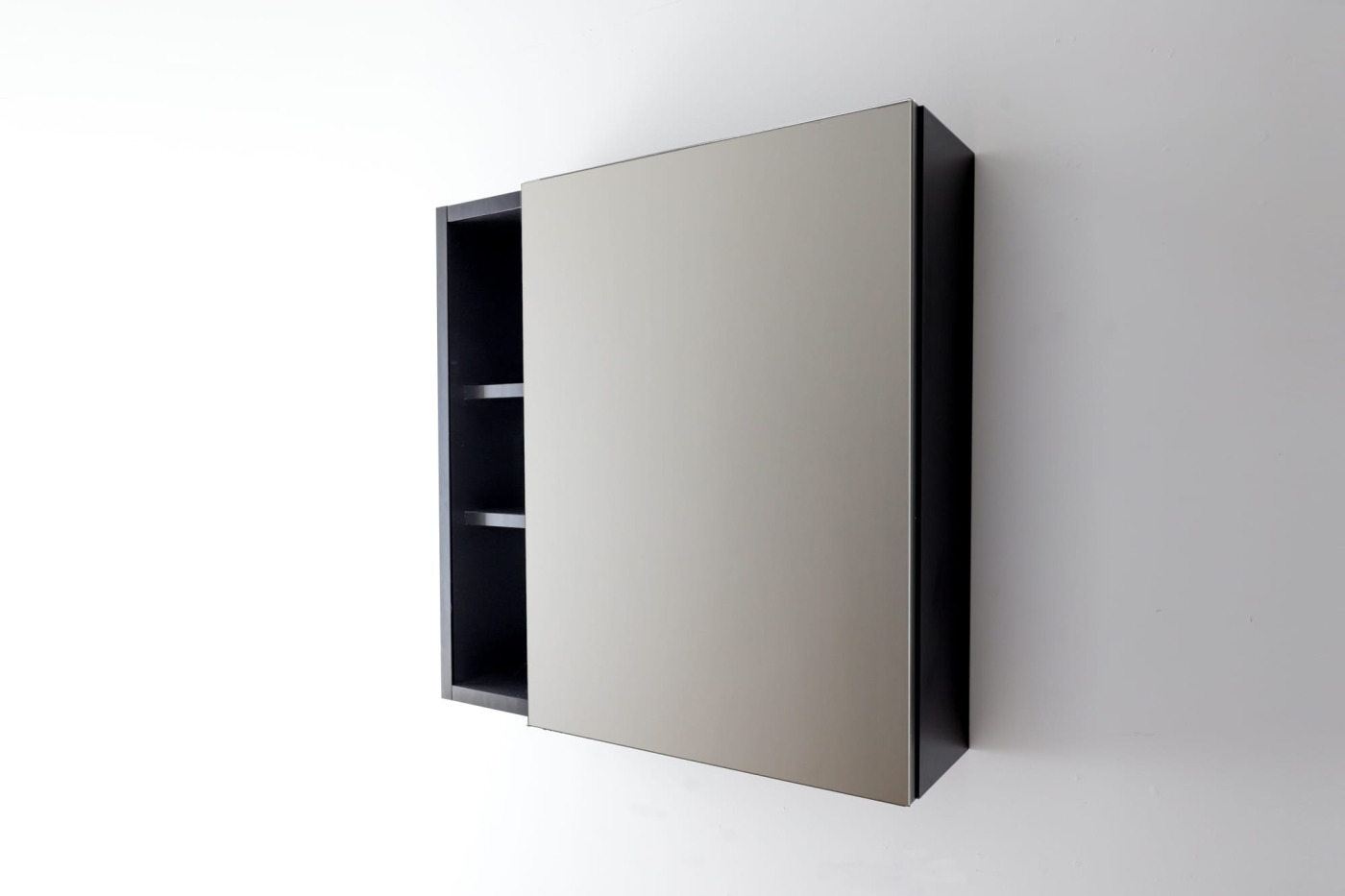 棚を左向きの設置した例。ブラックは、マットで指紋レスの低圧メラミンを採用しています。（ブラック）