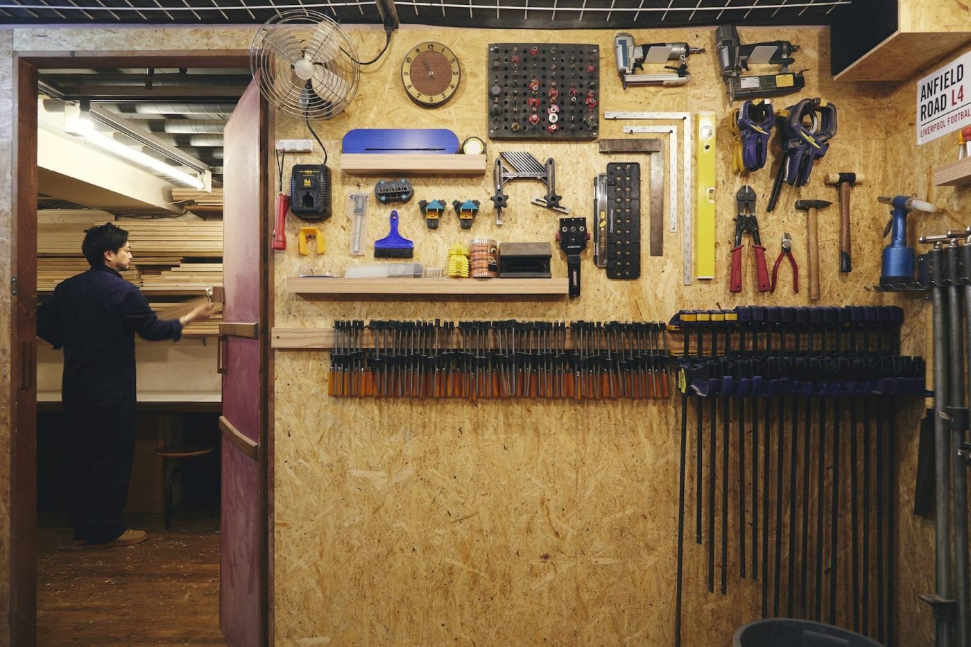 ディスプレイのように壁一面に整理された工具たち。（撮影：Masanori Kaneshita）
