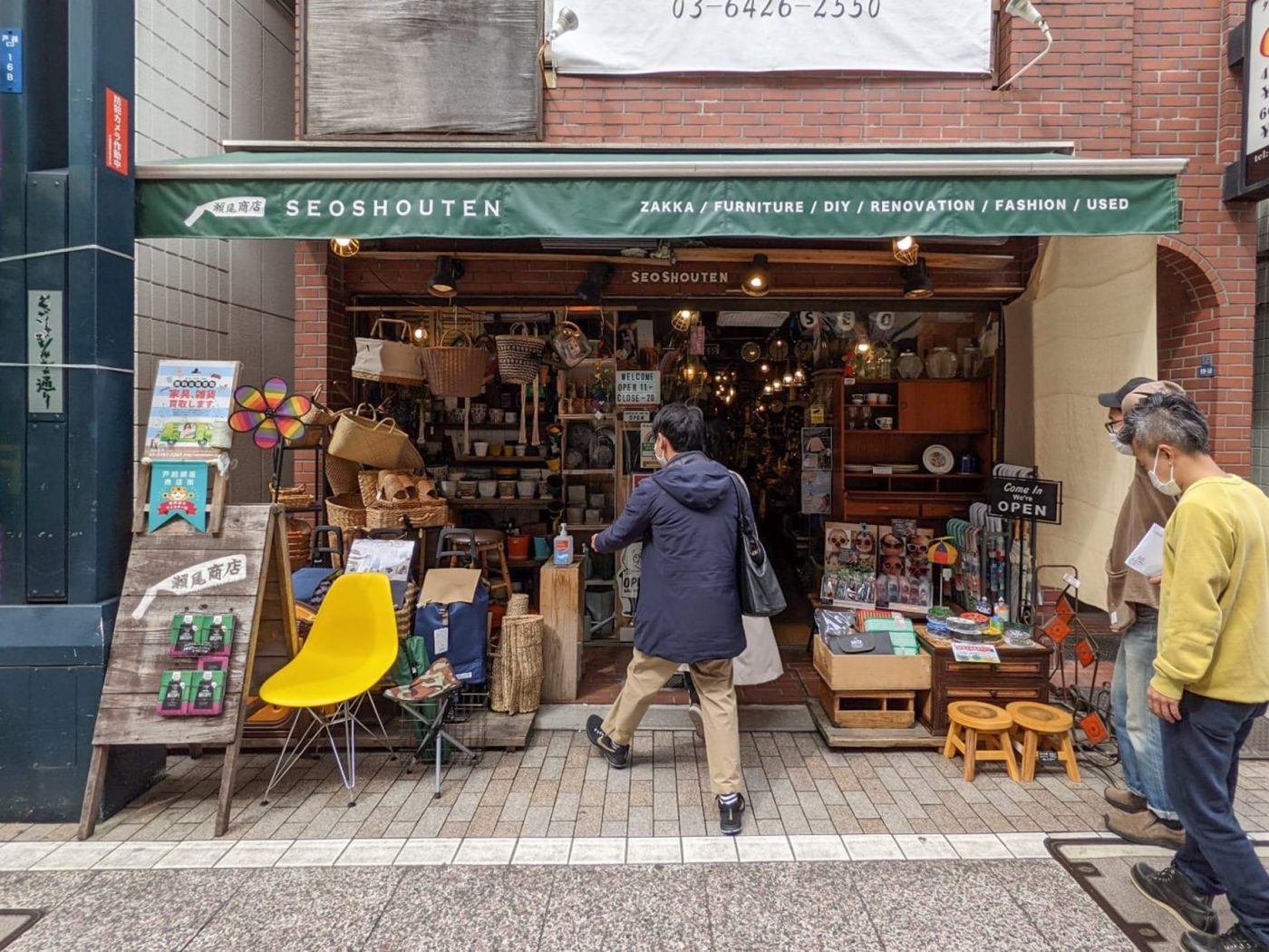 お総菜屋、食べ物屋が建ち並ぶ戸越銀座商店街の中に、「瀬尾商店」発見！