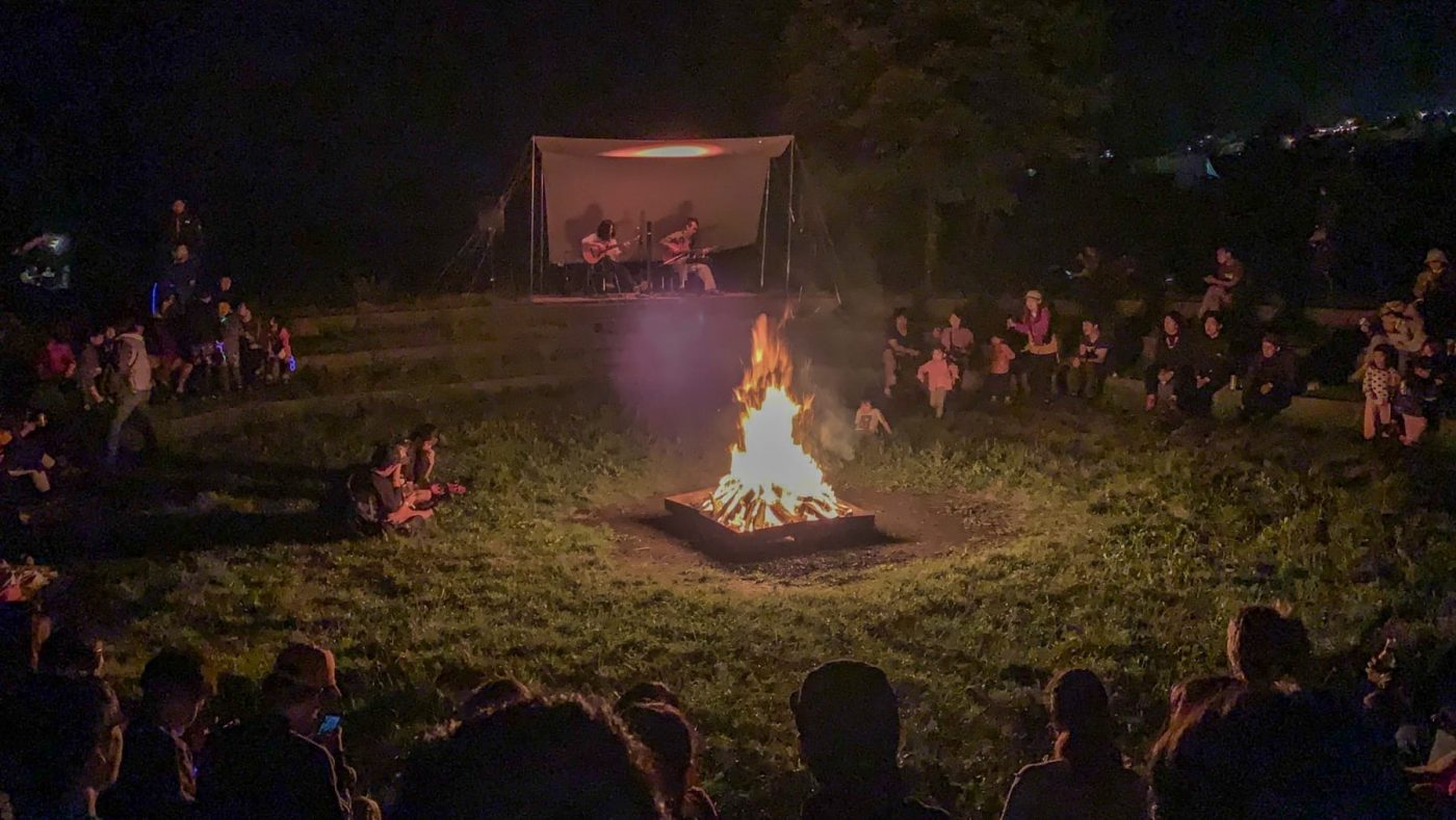 2019年 群馬県嬬恋で行われたTiny Garden Fesの焚き火ライブの様子。