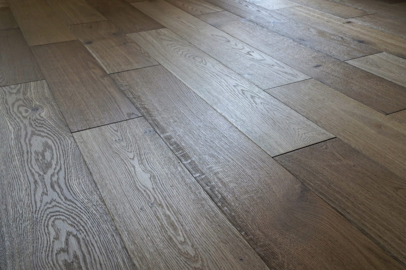 ブラッシングを強めに施し立体感を演出。（180）
