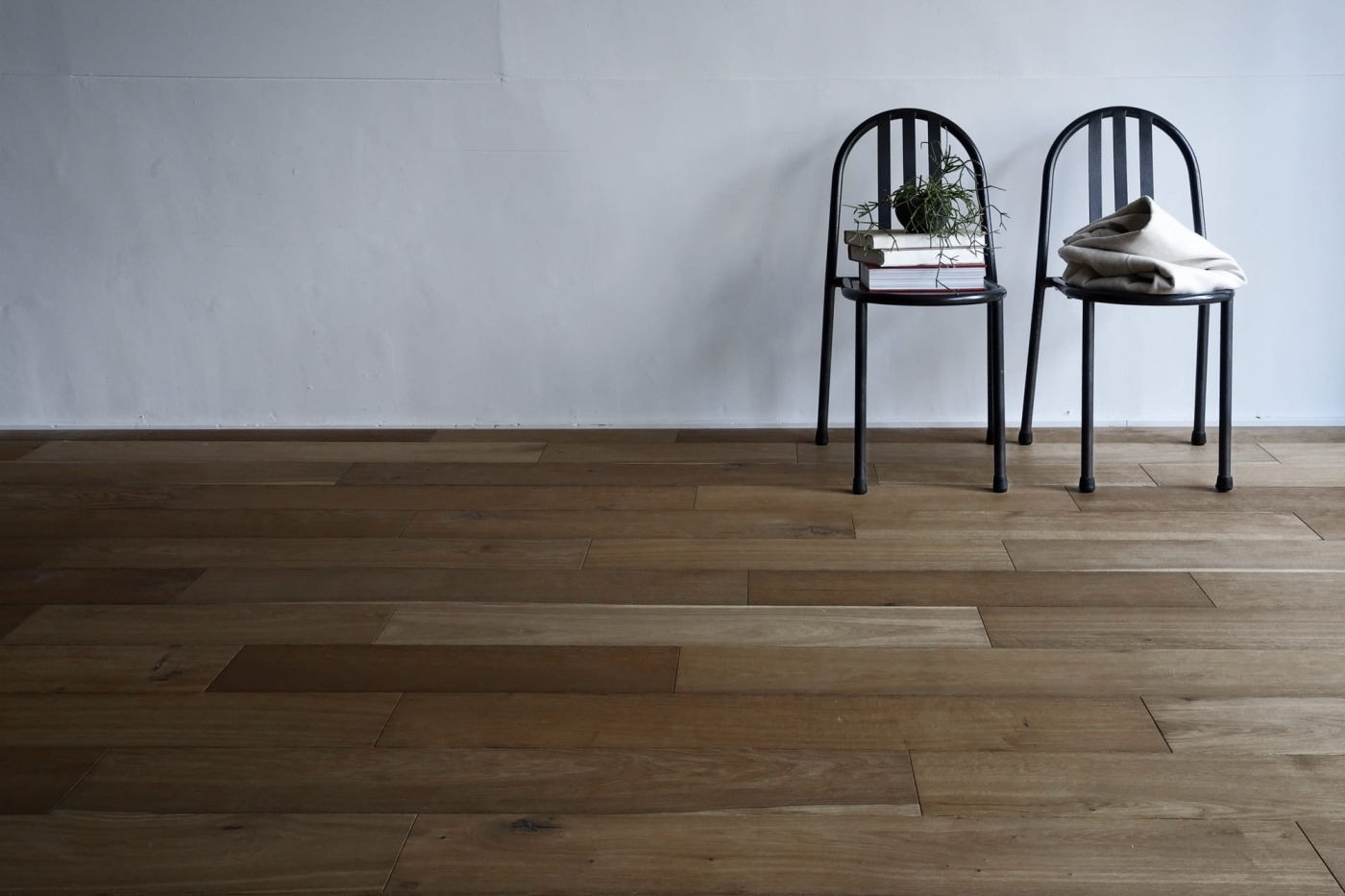 古い鉄脚のスツールが似合う佇まい。（180）
