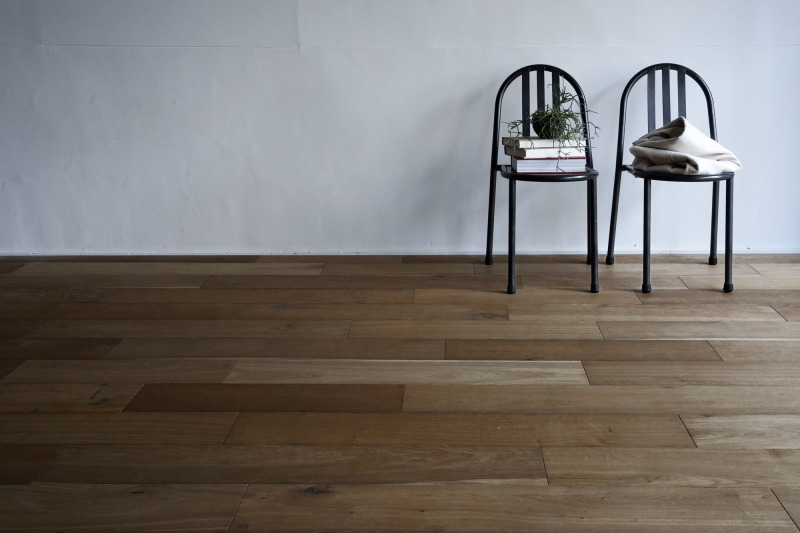 古い鉄脚のスツールが似合う佇まい。（180）
