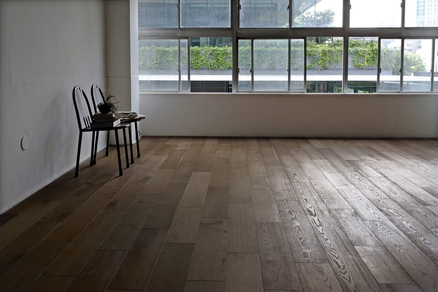 傷がめだちにくいのでオフィスにもおすすめ。（180）（撮影協力：株式会社ルーヴィス）
