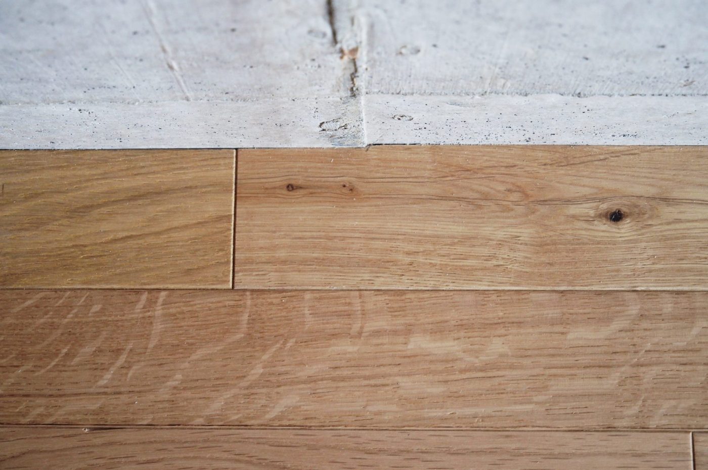 幅木とは、床に接する壁の下部に取り付けられる部材のこと。ASSYは幅木がない仕様。大工さんの丁寧な仕事が光ります。