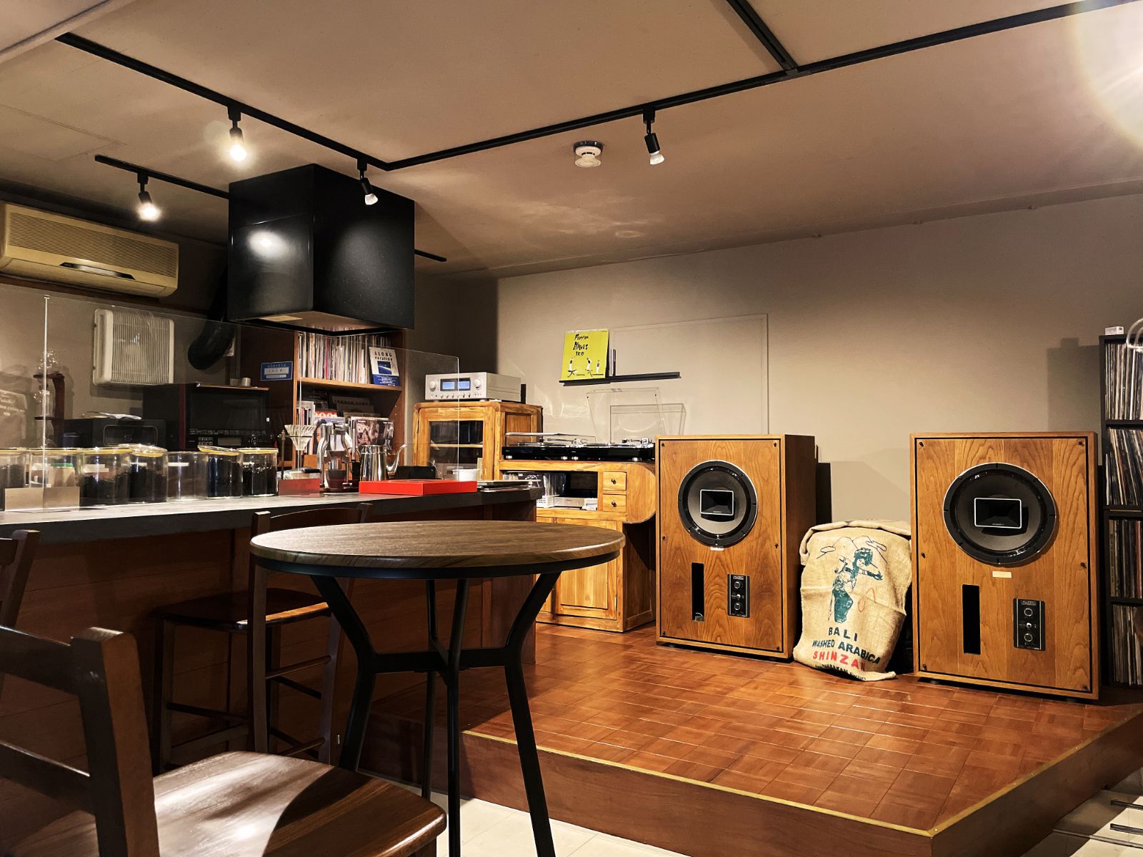 音楽を響かせる珈琲色のステージ | toolbox