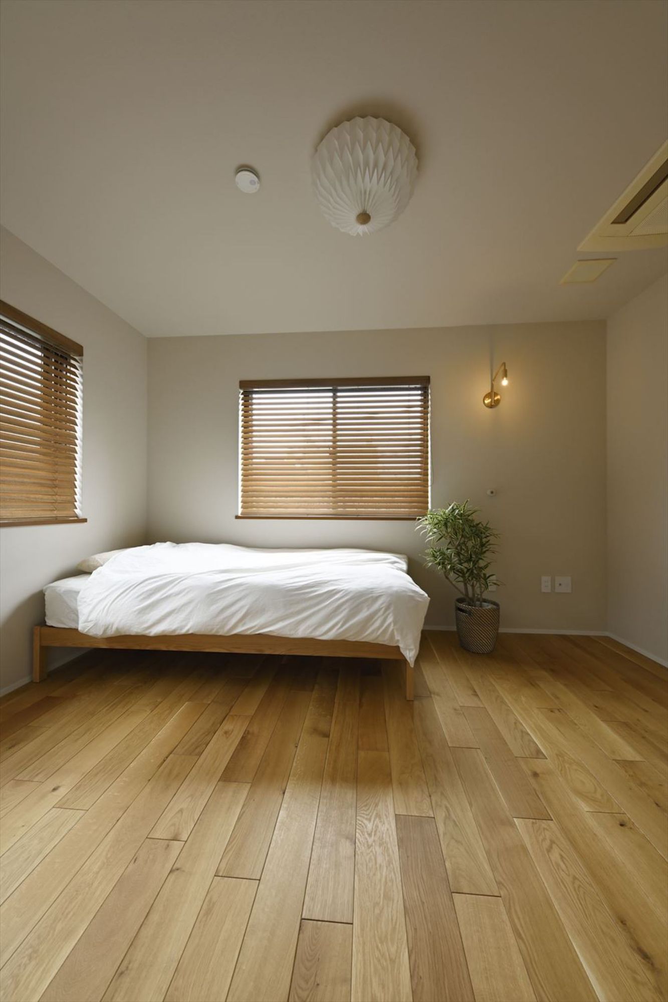 やさしい雰囲気の寝室には真鍮をあわせて上品さをプラス