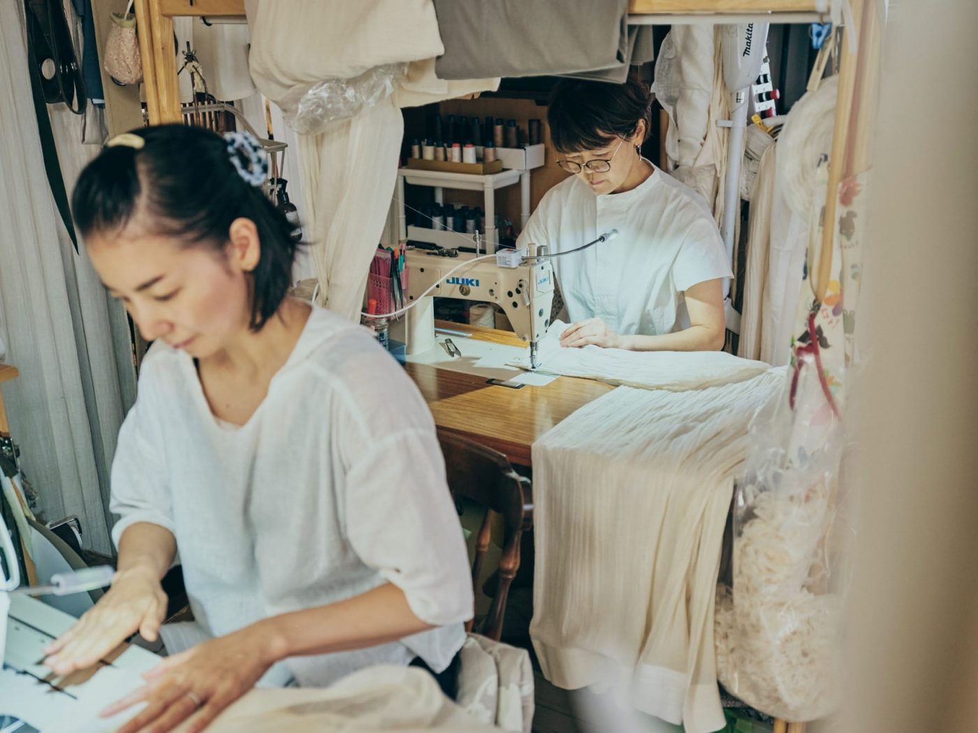 手前はパートスタッフさん。奥が佳織さんです。2021年撮影（撮影：Masanori Kaneshita）