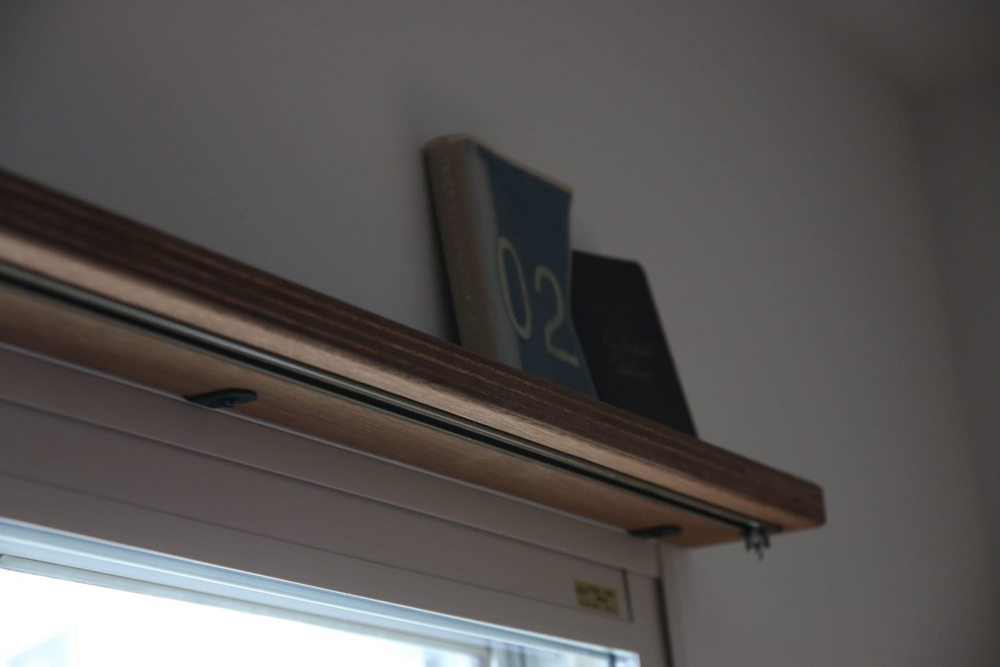 窓上の『木製カーテンレール』は、ちょっとしたものを飾れるスペースとしても使えます。