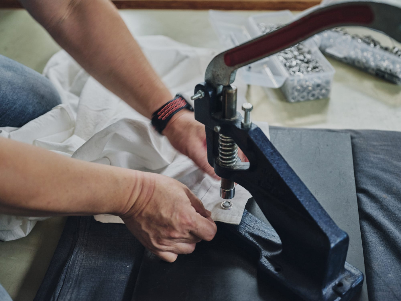 「シーチングカーテン」ハトメ加工。（撮影：Masanori Kaneshita）