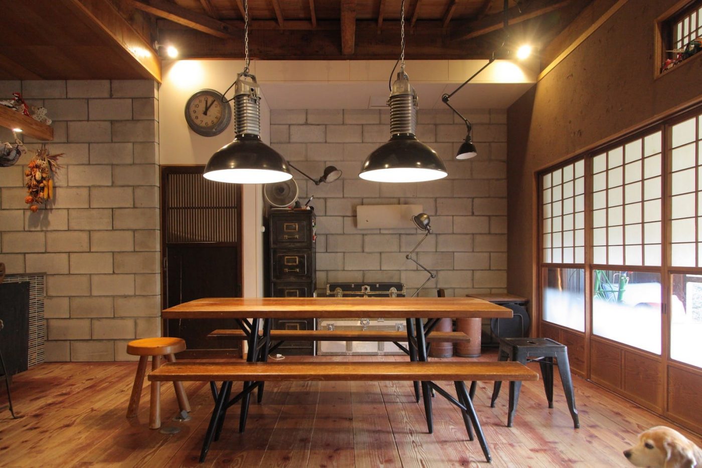 宮田さんの自宅の壁はラワン、ブロック、タイル、土壁、和紙など実にさまざまな素材が使われています。