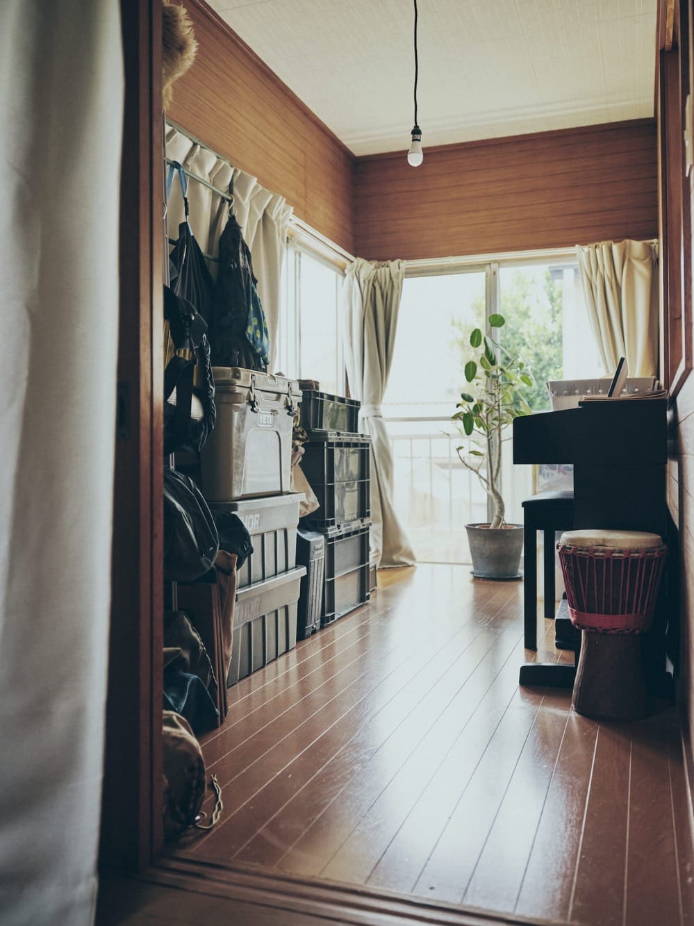 寝室と室内窓でつながっているサンルーム。（撮影：Masanori Kaneshita）