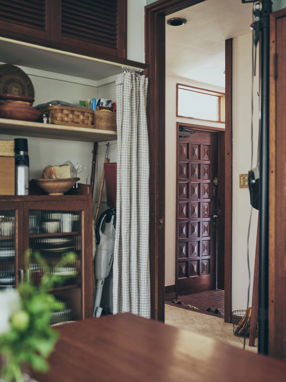 飴色の立体的でレトロな模様がかわいい玄関扉が見えます。（撮影：Masanori Kaneshita）