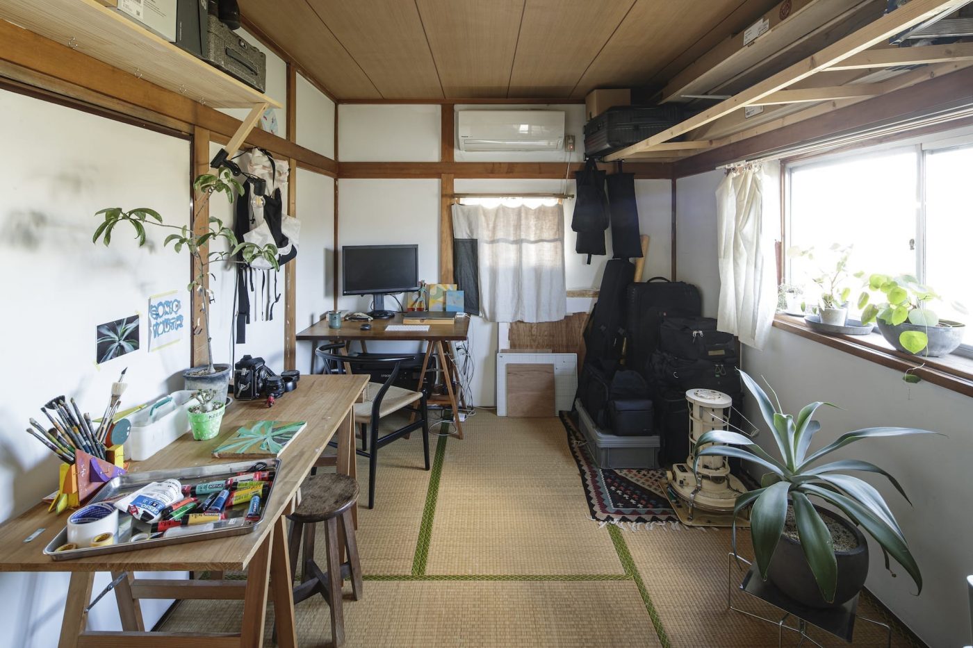 和室ならではの長押を利用して長モノを置くためのラックをDIY。（撮影：中村晃）
