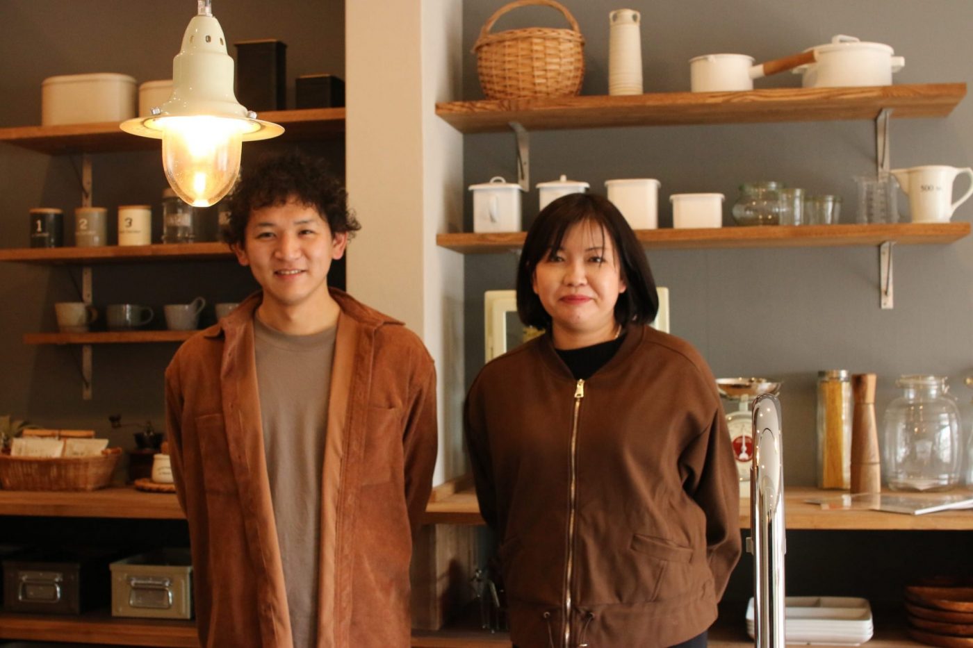 代表の弓場さん（右）と営業の横山さん（左）。横山さんは前職で自動販売機にジュースを入れる営業をされてたんだとか。