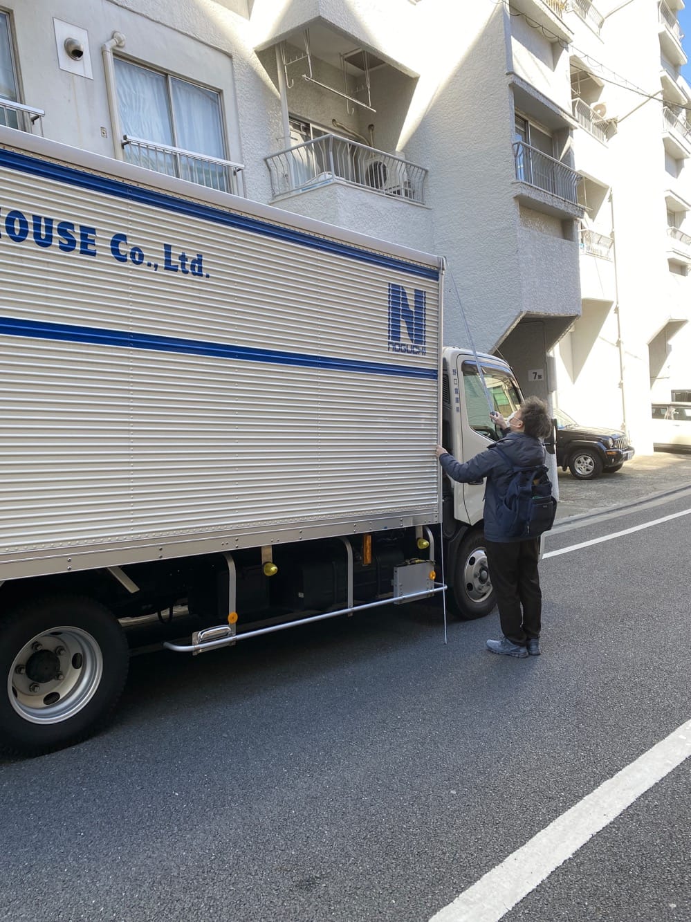 荷揚げしていただいている間にいろんなところを測りまくるtoolboxの山本。