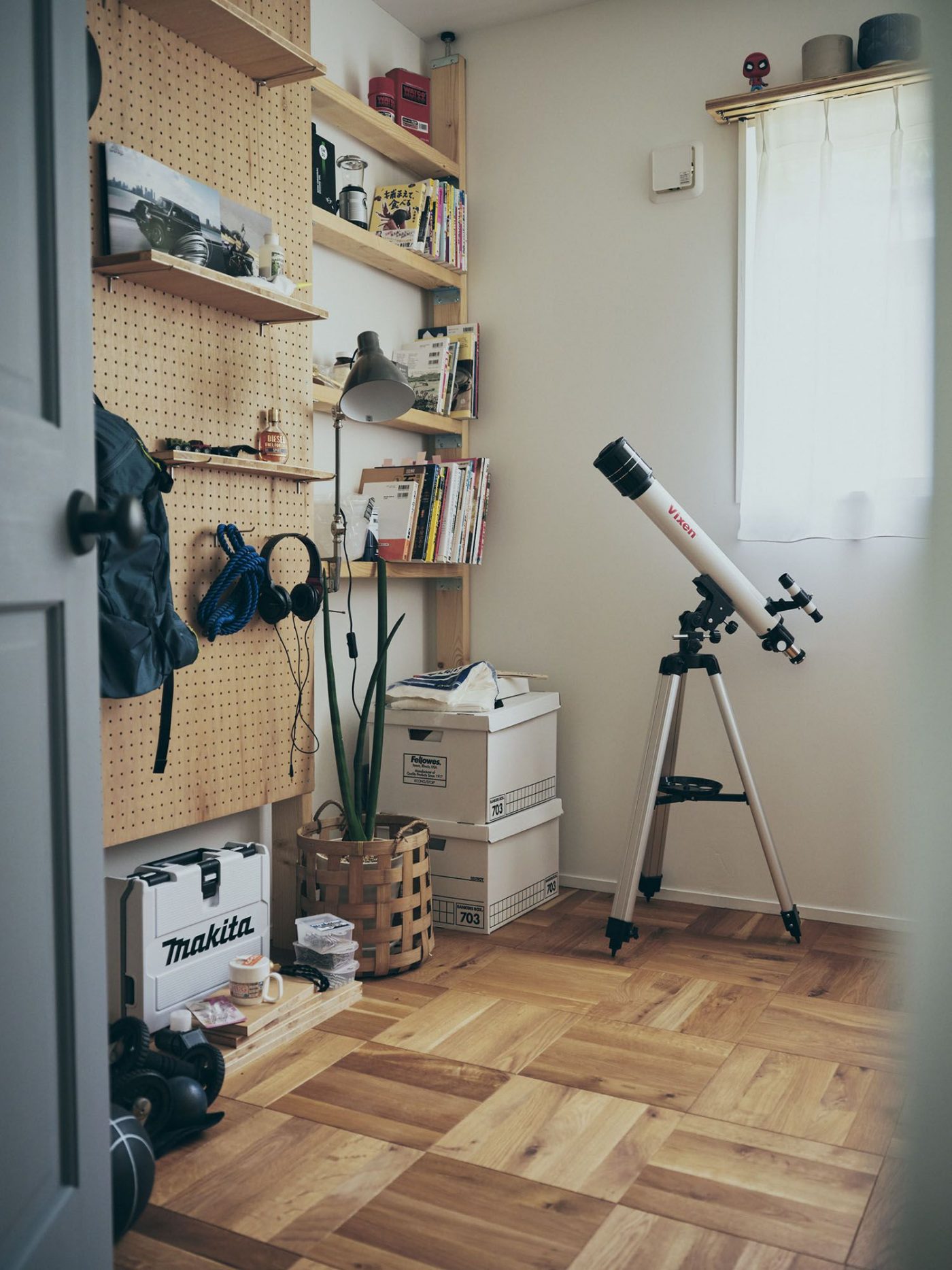 用途を決めていない趣味部屋に、仮設的に壁と棚を設置。（写真の2×4材は旧仕様品で樹種が異なります）（撮影：Masanori Kaneshita）
