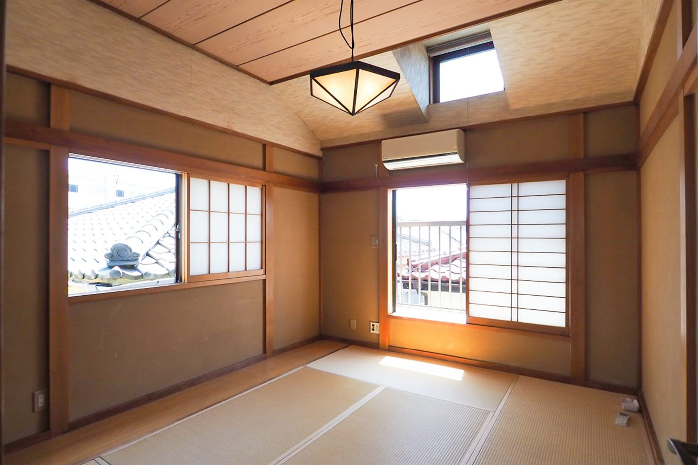 2階にある和室の2部屋は手を入れず、そのままの良さを活かしています。それにしても日当たりの良い空間。居心地の良さが伝わってきます……！