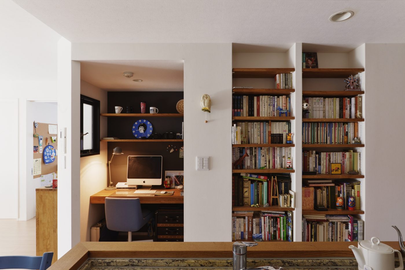 After：納戸の左側にあった収納も本棚に変更し、好きな本をぎっしり並べられるスペースにしています。