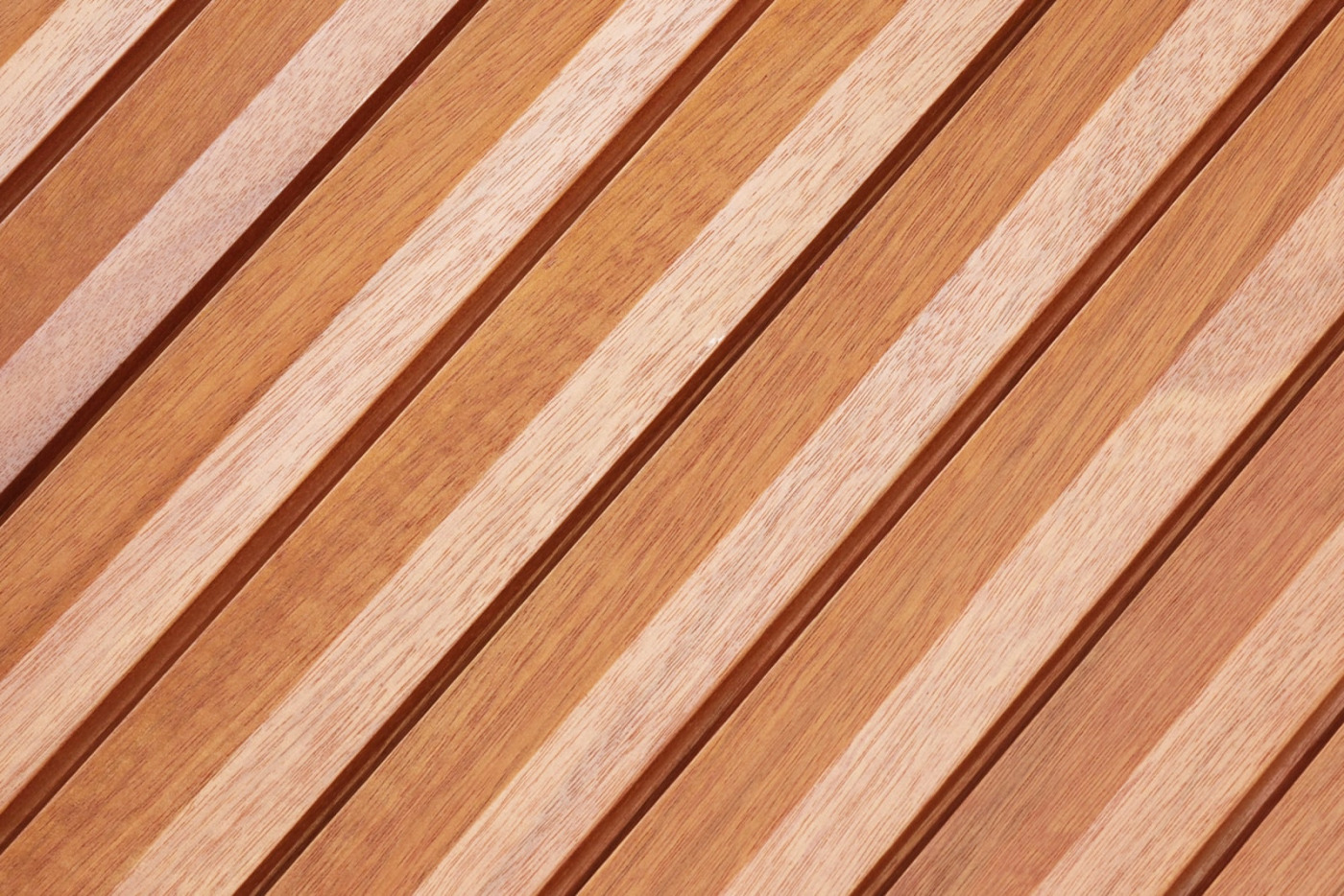 「エッジ」は直線で凹凸を造形しており、シャープな雰囲気。（マット塗装）
