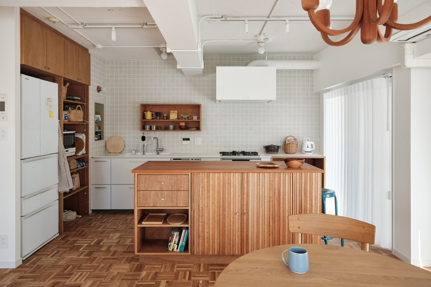 「ラウンド 無塗装」をキッチンのカウンターに。（写真提供：ルーヴィス／写真：中村晃）
