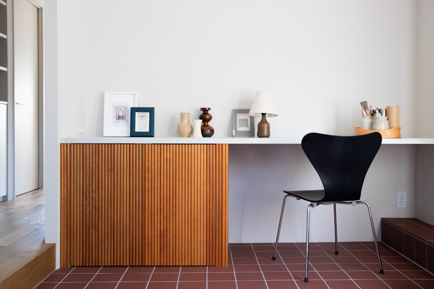 カウンターデスク下の収納扉に「チューブ マット塗装」を貼った事例。繊細なリブが空間に上質感を添えてくれます。
