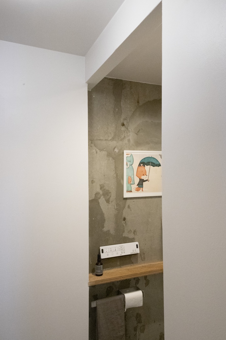 洗面入り口からトイレを眺めて。トイレ空間は壁の塗り分けや上部の垂壁によって洗面空間と棲みわけされています。こういう工夫に驚かされるとのこと。
