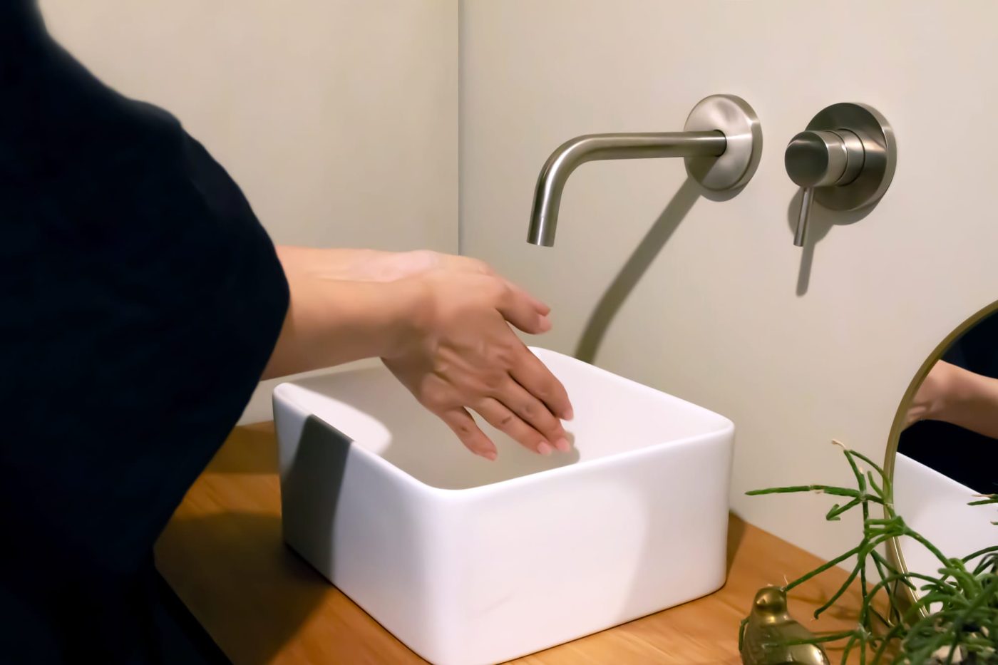 「壁付けセパレート混合水栓」の下にコンパクトな角240を添えて。ちょっと手を洗うのに適した小ぶりなサイズ感です。

