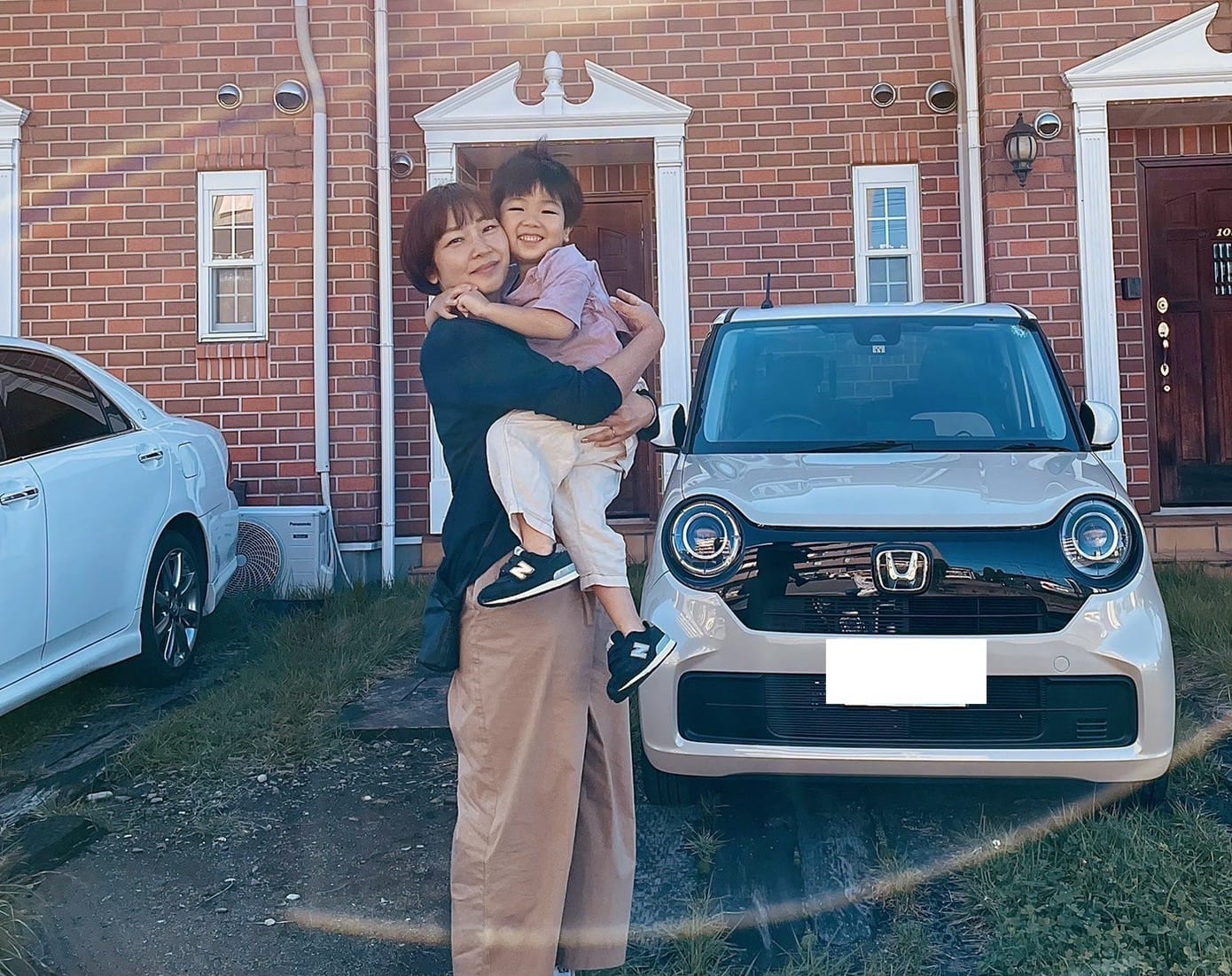 新居ができるまでの仮住まい。レンガの外装がイギリスっぽくて気に入っていました。後ろがマイカー。初心者でも扱いやすい軽自動車にしました。