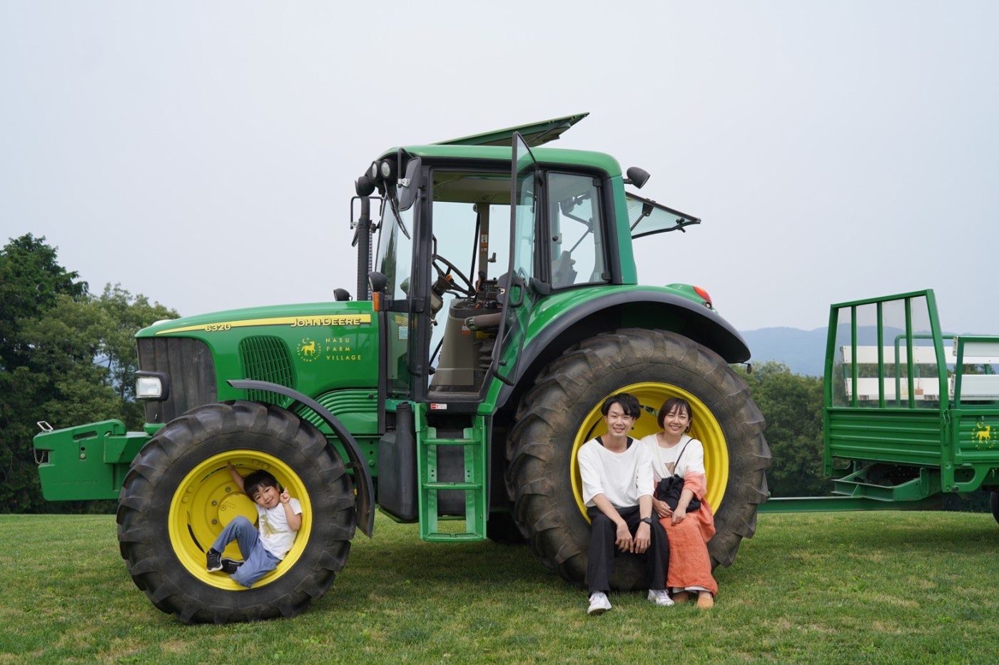 那須は大型特殊車両がたくさん走ってます。写真はNasu farm villageのトラクターツアーで撮ったものですが、こんなのも走ってるのを良く見ます。