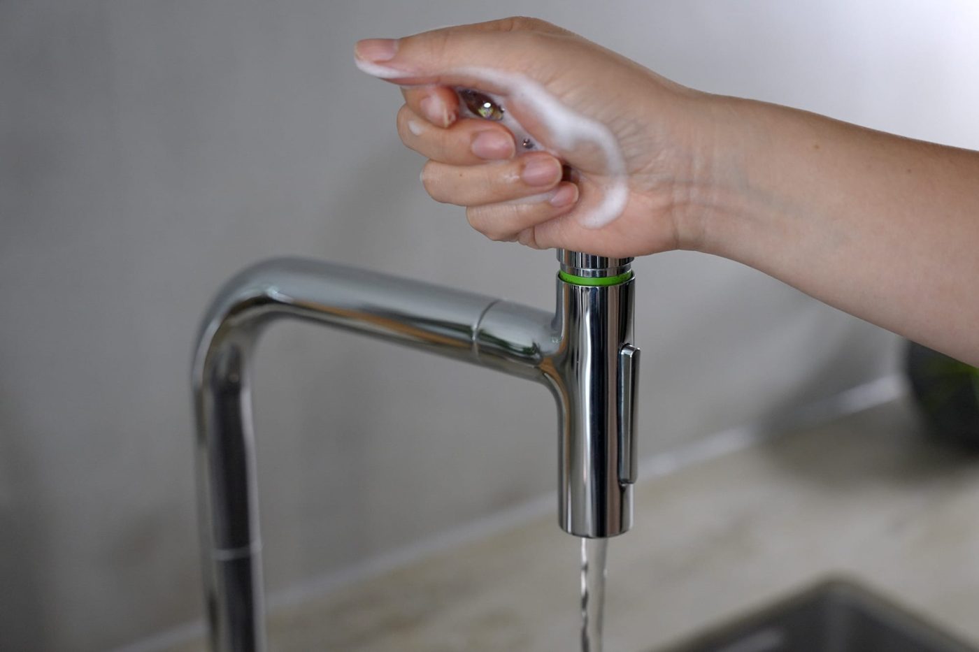 何かをもったまま、または汚れた手の側面でプッシュ可能！水が出ている時は緑のリングが表示されます。
